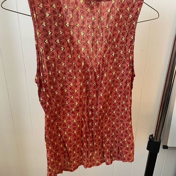 ALLISON JOY Women’s Scrunched Red Tank Top with V Neck. SIZE S - Picture 4 of 7